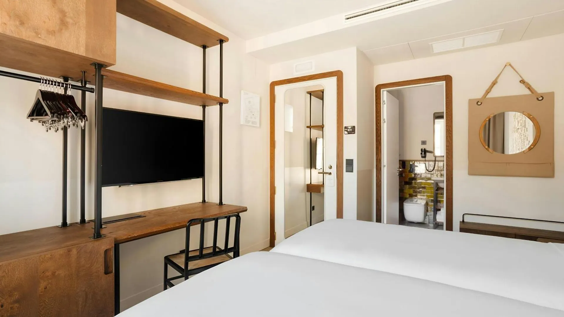 Casa Luz Hotel Placa Universitat, Sonder By Marriott Bonvoy Barcellona 4*,  Spagna